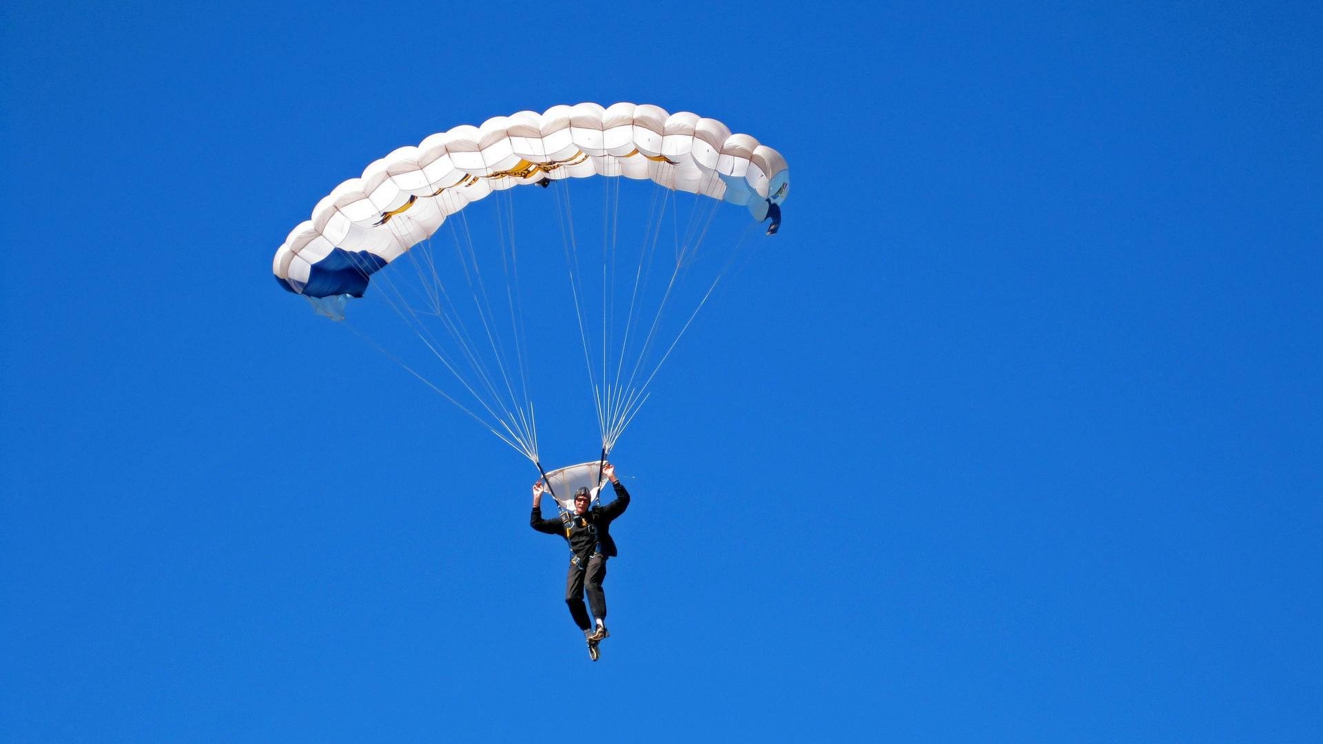 比赛中球员如何快速适应对手节奏，简要说明比赛中如何打球